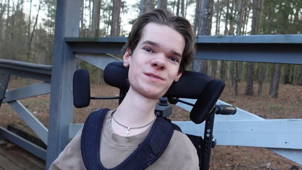 Jovem com doença rara prega o Evangelho: “Deus deu propósito à minha dor”