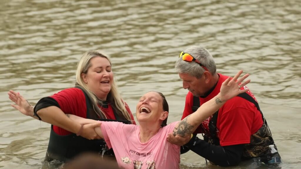 Ministério batiza mais de 800 pessoas em lago nos EUA: “Avivamento”