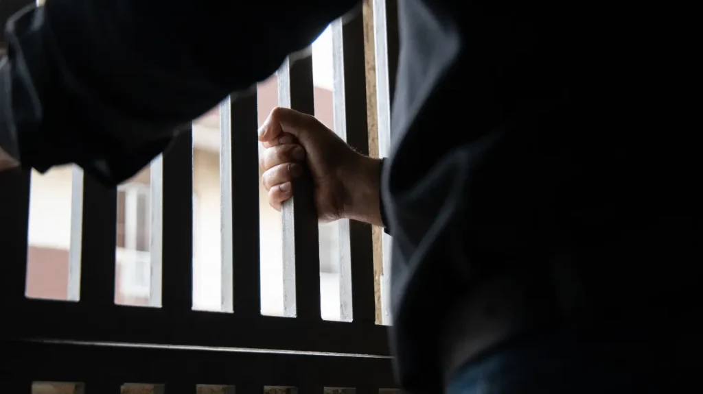 Cristão compartilha o evangelho em campo de deportados