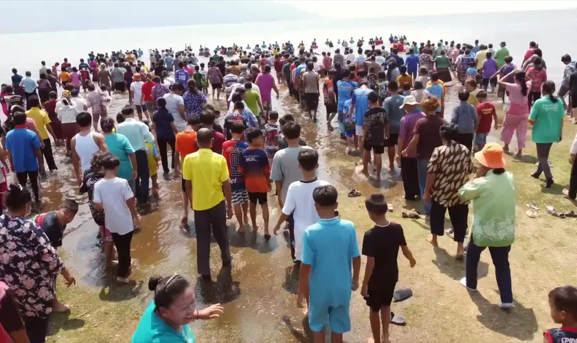 Igreja batiza mais de 1.500 pessoas na Tailândia, país de maioria budista