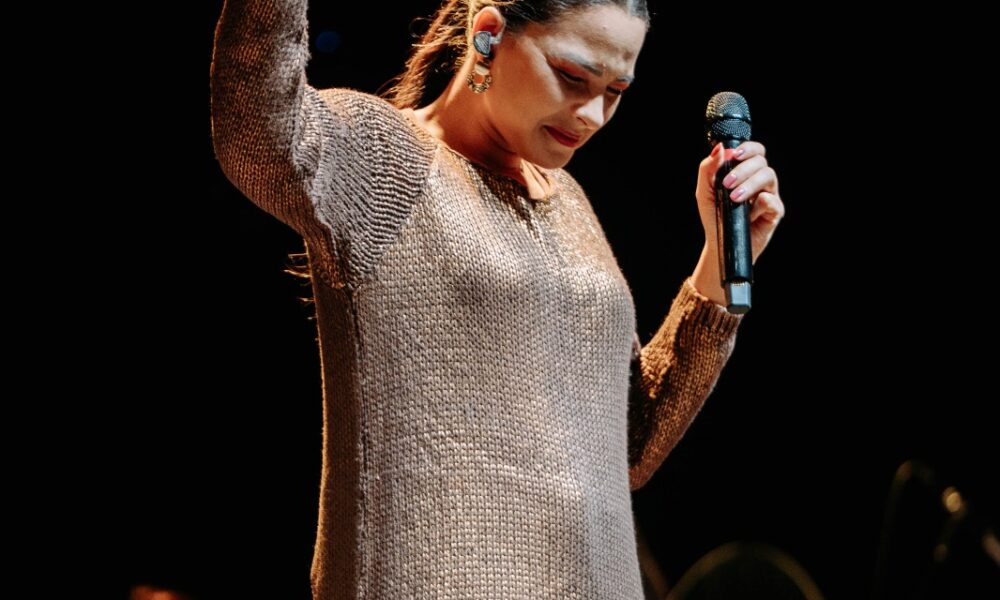 Música com propósito: conheça a trajetória da cantora gospel Fernanda Rodrigues