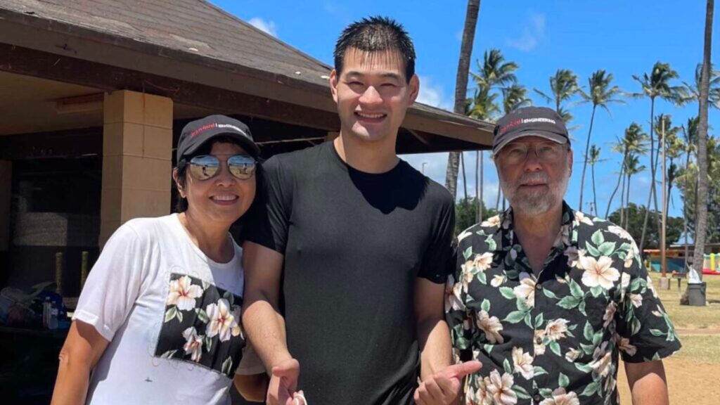 “Obra do Espírito Santo”: Chinês é evangelizado por missionários em avião e aceita Jesus