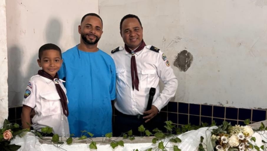 Pedreiro é batizado em tanque batismal que construiu na BA: “Deus trabalhou em mim”