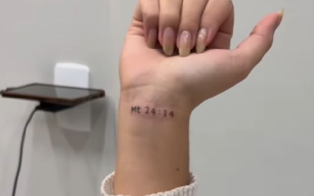 Igreja faz mutirão de tatuagem com versículo bíblico e viraliza nas redes
