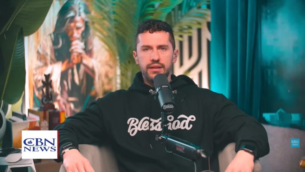 Ex-ateu que escapou do comunismo aceita Jesus e se torna evangelista na internet