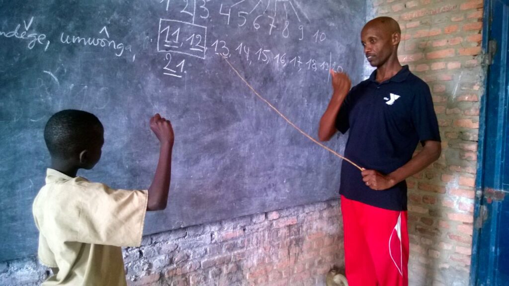 “De surdos, para surdos”: Missionários compartilham Jesus na África em língua de sinais