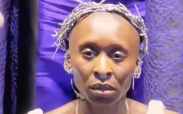 Atriz queer e não binária interpreta Jesus em ópera rock e irrita cristãos