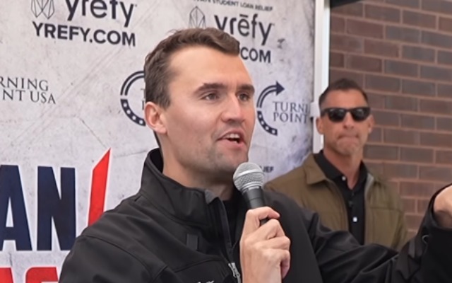 Influenciador cristão de direita é morto enquanto palestrava em universidade dos EUA