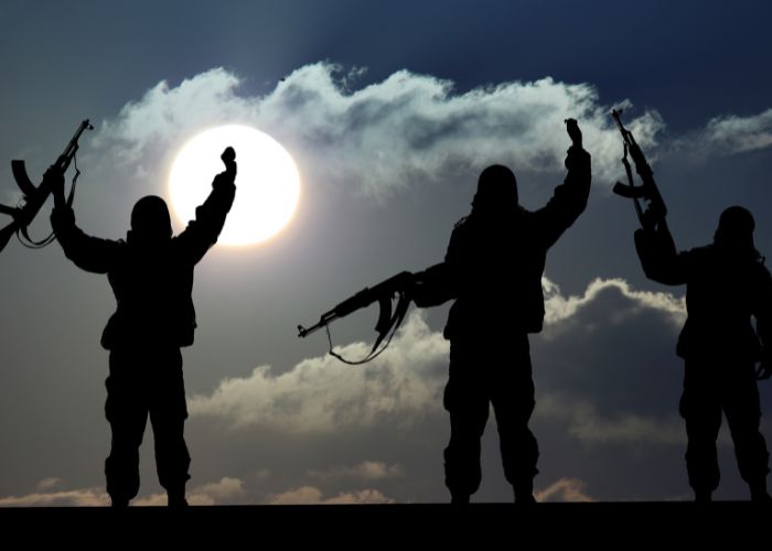 Ex-terrorista e sua família se rendem a Jesus após ganhar cesta básica de missionários