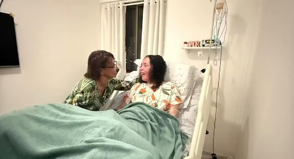 Irmã divulga primeira foto de Amanda Wanessa após mudança para casa dos pais