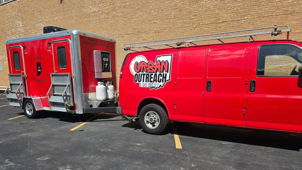 Ministério monta trailer com banho gratuito para atrair sem-teto nos EUA