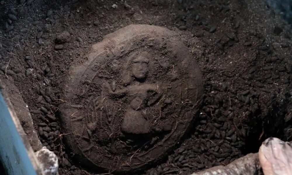 Arqueólogos descobrem pão de 1.300 anos com imagem rara de Jesus como “semeador” na Turquia