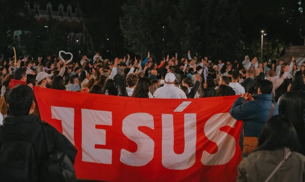 Mais de 1.000 jovens evangelizam em Madri e dezenas aceitam Jesus: “Vivemos um despertar”