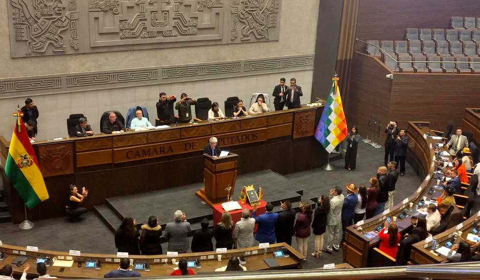 Bíblia e crucifixo voltam à Câmara da Bolívia após 16 anos