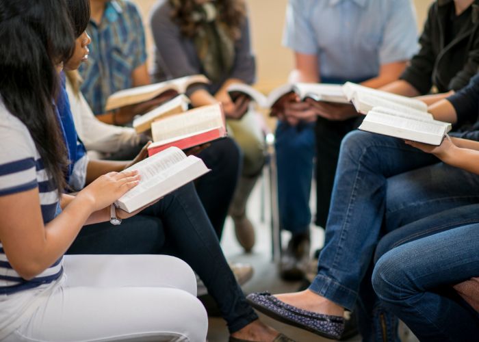 Gerações mais jovens lideram um surpreendente renascimento na leitura da Bíblia