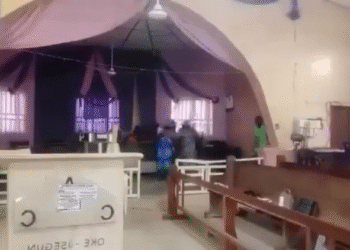 Terroristas atacam cristãos durante culto na Nigéria; ação foi transmitida ao vivo