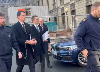 Professor cristão que recusou usar pronome neutro para aluno retorna à prisão pela 3ª vez