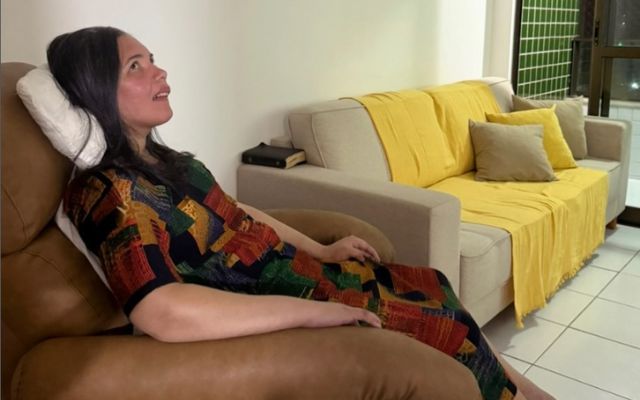 Foto de Amanda Wanessa sentada no Natal gera mensagens de apoio nas redes