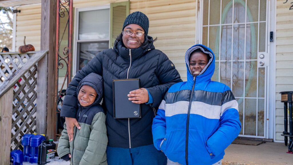 Cristãos ajudam mulher que teve casa atingida por tempestade nos EUA e a levam a Jesus