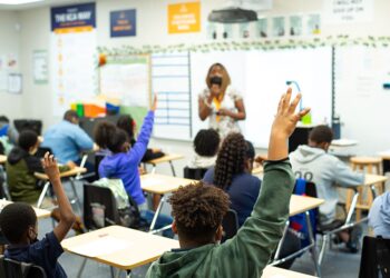 Professor cristão do ensino fundamental é ameaçado de demissão por se recusar a ler livro com temática LGBT
