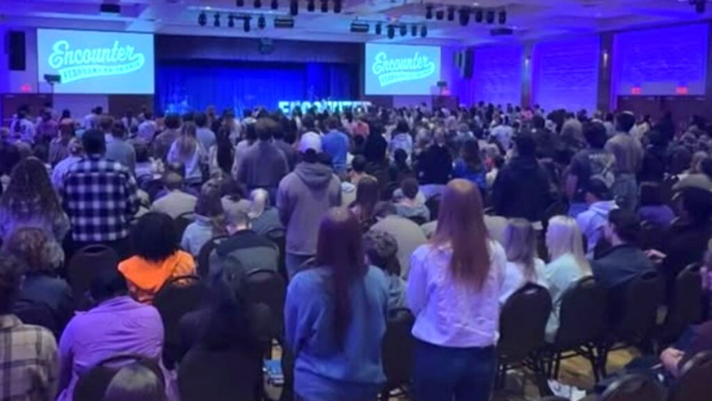 Mais de 500 estudantes aceitam Jesus em universidade nos EUA: “Estão buscando algo real”