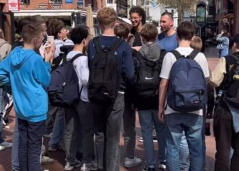 Jovens relatam cura após aceitarem Jesus em evangelismo de rua na Holanda