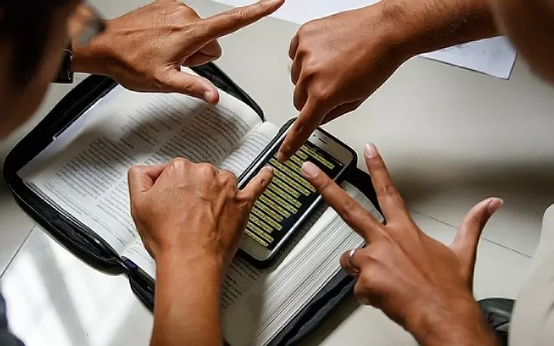 Cristã traduz Bíblia para língua de sinais em Cuba