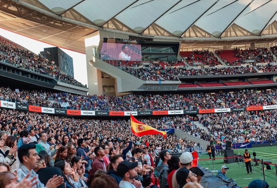 Multidão lota estádio em Madri para evento cristão com música e pregação