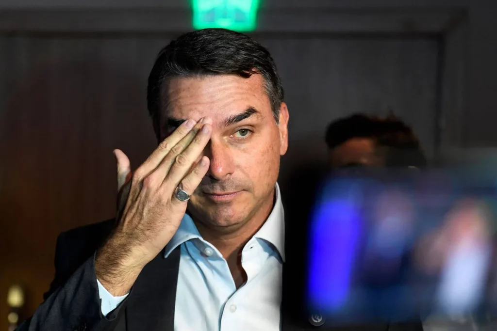 Eleições 2026: Flávio Bolsonaro perde 14 pontos entre evangélicos após áudio com Vorcaro