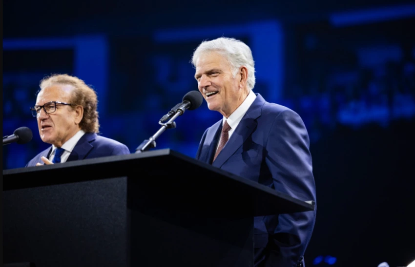 Mais de 30 mil pessoas participam do maior encontro evangélico da história da Bielorrússia com Franklin Graham