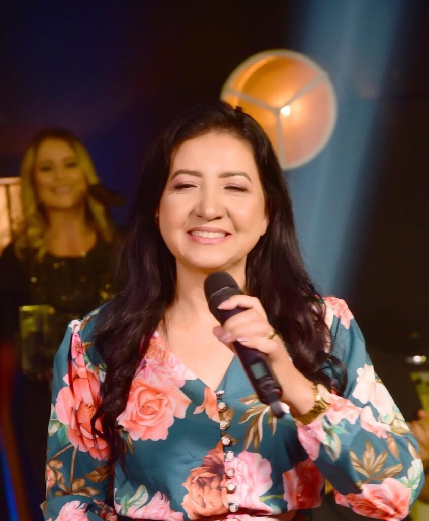 Cantora Rosilene Martins publica mensagem enigmática sobre “raízes” e chama atenção nas redes