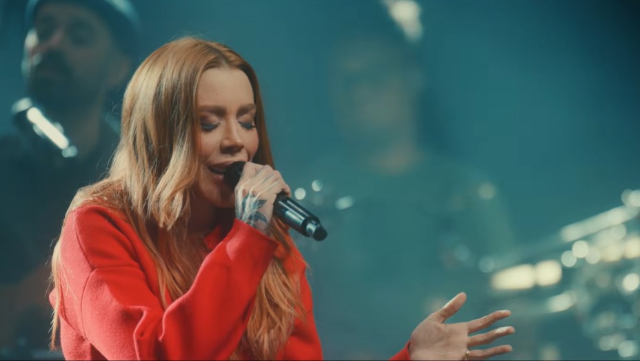 Julliany Souza lidera músicas em alta no YouTube com canção sobre arrependimento