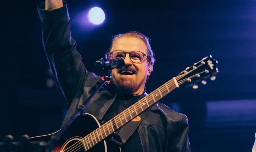 Asaph Borba celebra 50 anos de ministério com álbum que reúne clássicos do louvor