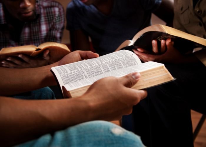 Jovens cristãos estão compartilhando a fé ativamente no Reino Unido, mostra estudo