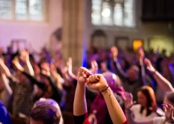 Jovens buscam mais elementos litúrgicos em cultos protestantes nos Estados Unidos