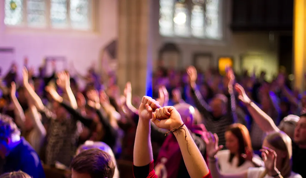Jovens buscam mais elementos litúrgicos em cultos protestantes nos Estados Unidos