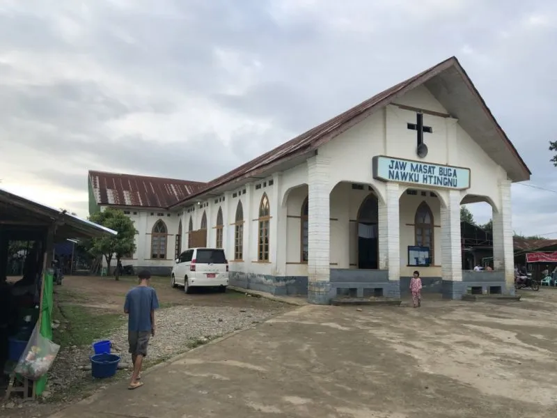 Militares utilizam igreja batista para cerimônia de formatura com consumo de álcool em Myanmar