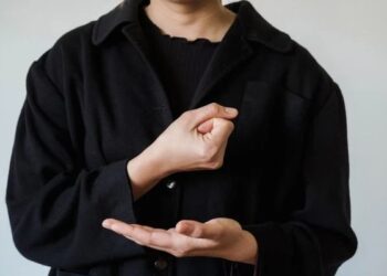 Cristãos se unem para traduzir a Bíblia para língua de sinais no Paraguai