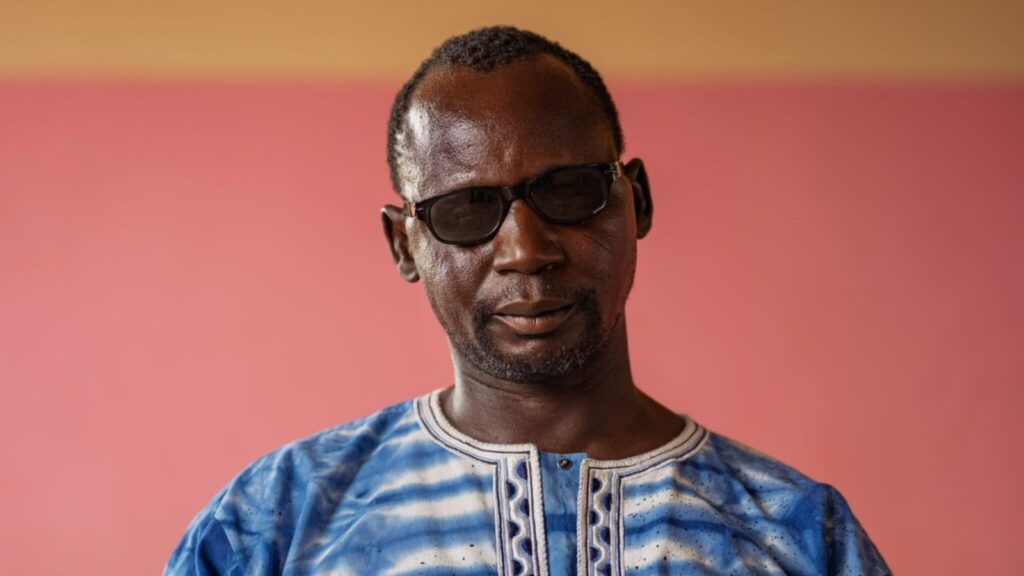 Cego recebe Bíblia em áudio após orar a Deus em Burkina Faso: “Pedi uma”