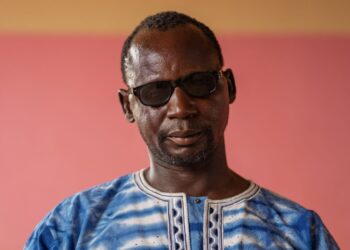 Cego recebe Bíblia em áudio após orar a Deus em Burkina Faso: “Pedi uma”
