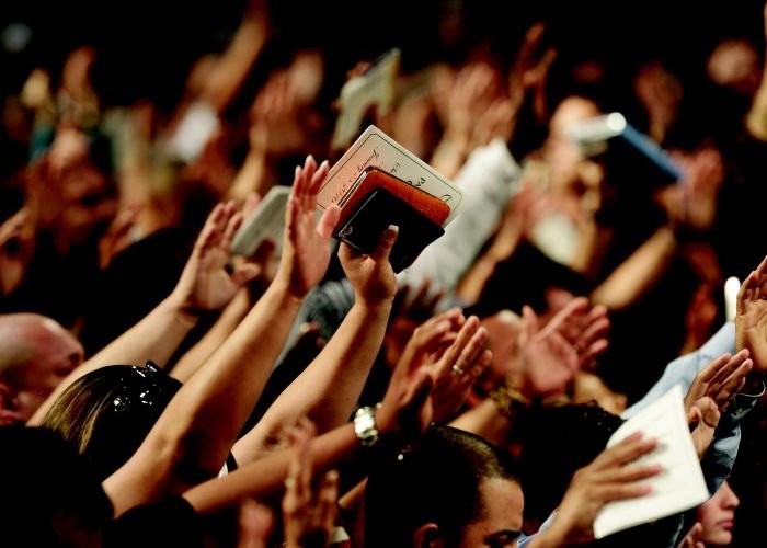 Pesquisa inédita monitora mais de 7.000 cultos e missas e aponta frequência de propaganda eleitoral em igrejas